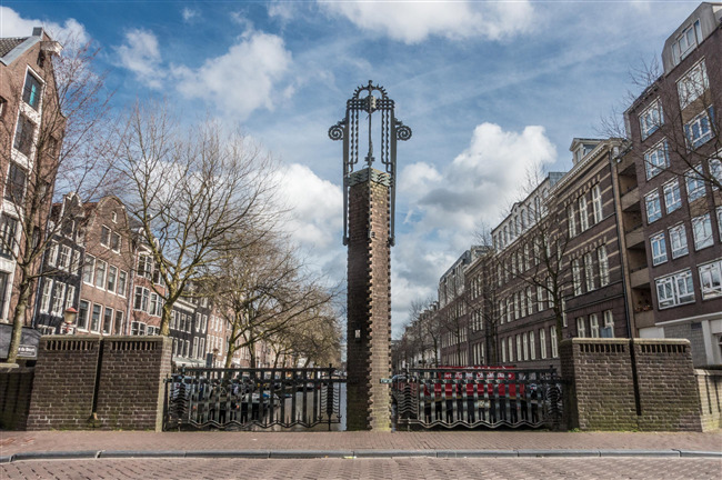 Brug 198 staat pal voor de Lijnbaansgracht.
              <br/>
              Marcel Westhoff, maart 2016